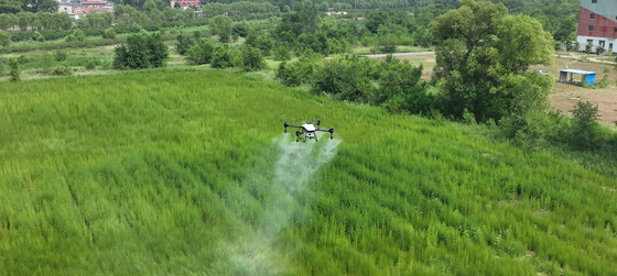 Drone a spruzzatore agricolo con grande carico utile